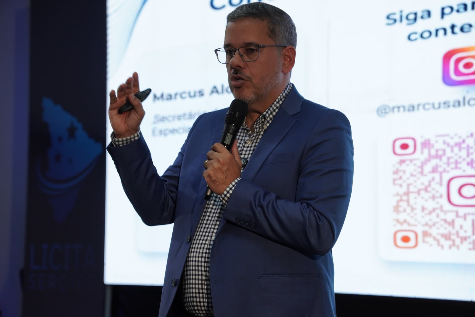 Marcus Alcântara palestrando durante um evento sobre contratações públicas